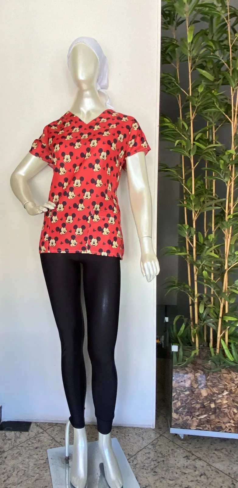 Blusa Scrub Estampa Mickey Vermelha com Legging — Artveste Uniformes