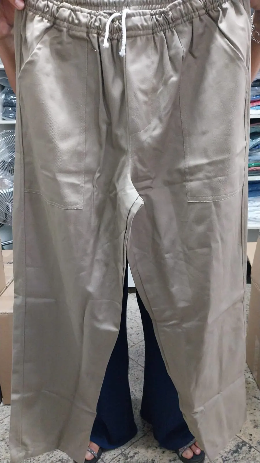 Calça Bege Detalhe Cordão — Artveste Uniformes