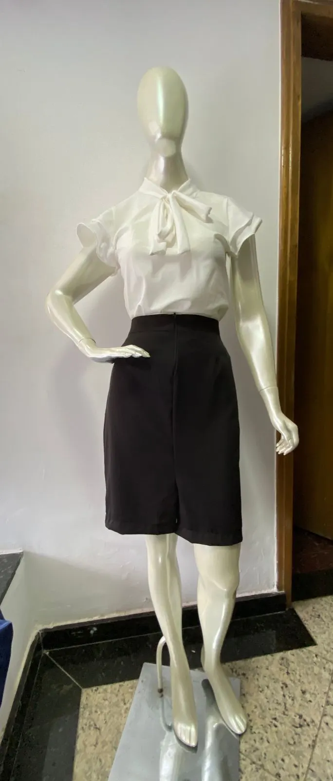 Conjunto Blusa Gola Laço e Bermuda Preta — Artveste Uniformes