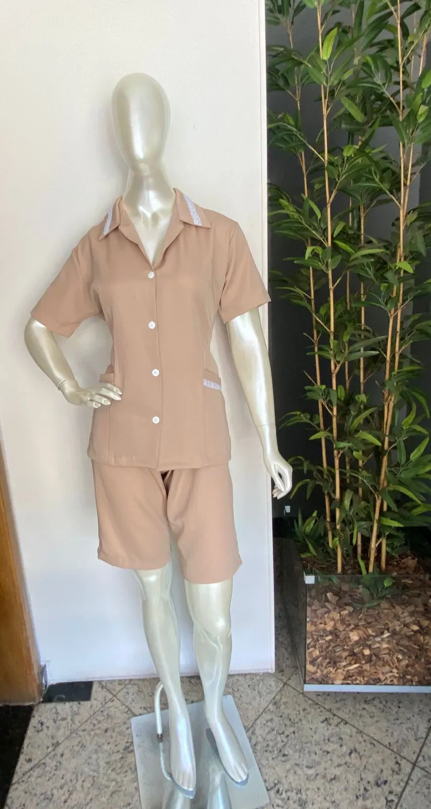 Conjunto Camisa Manga Curta com Renda Bege e Bermuda — Artveste Uniformes