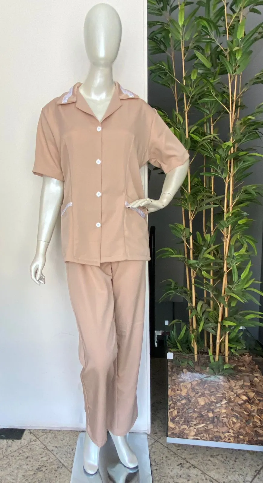 Conjunto Camisa Manga Curta com Renda Bege e Calca — Artveste Uniformes