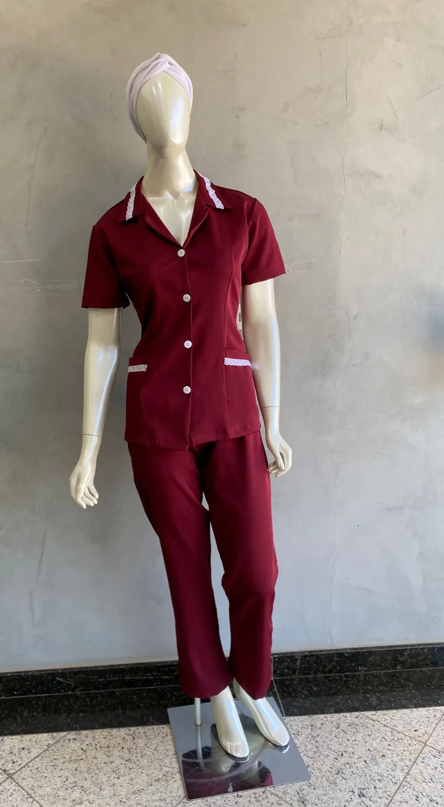 Conjunto Camisa Manga Curta com Renda Bordô e Calça — Artveste Uniformes