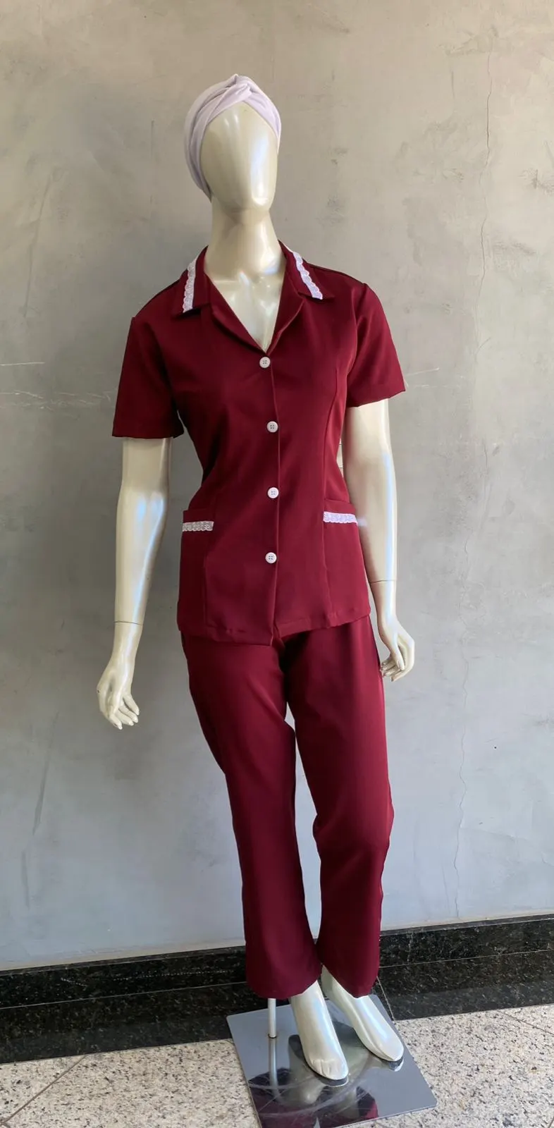 Conjunto Camisa Manga Curta com Renda Bordô e Calça 2 — Artveste Uniformes