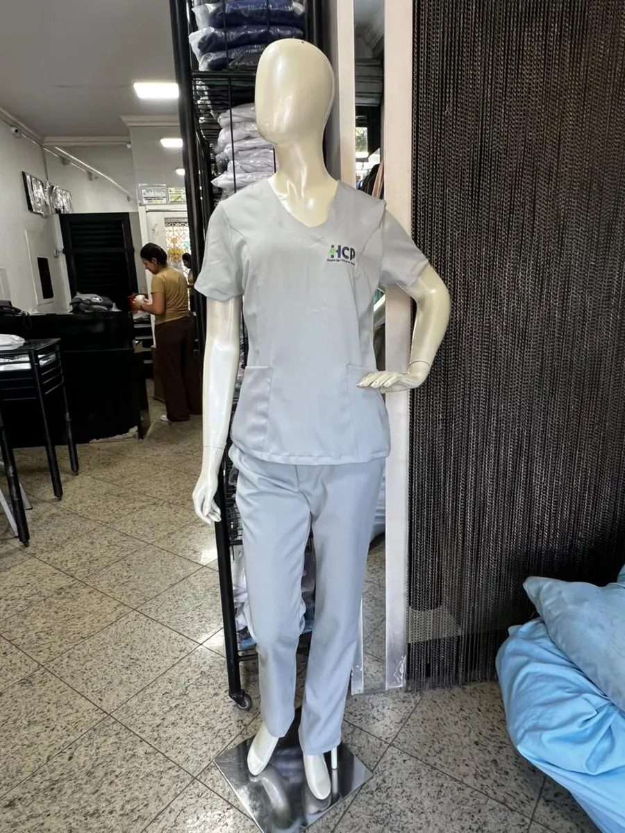 Conjunto Scrub Cinza Claro Personalizado — Artveste Uniformes