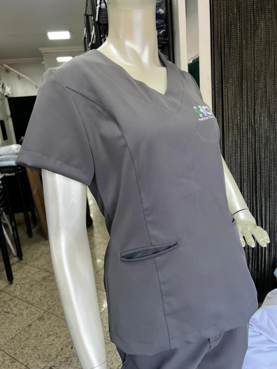 Conjunto Scrub Cinza Claro Personalizado 2 — Artveste Uniformes