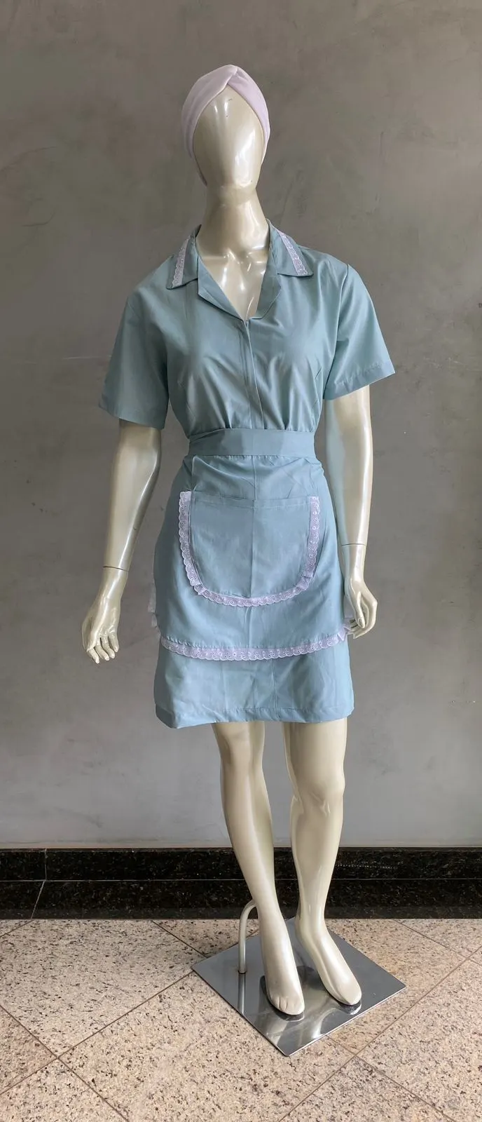 Vestido Azul Esverdeado com Avental de Renda — Artveste Uniformes