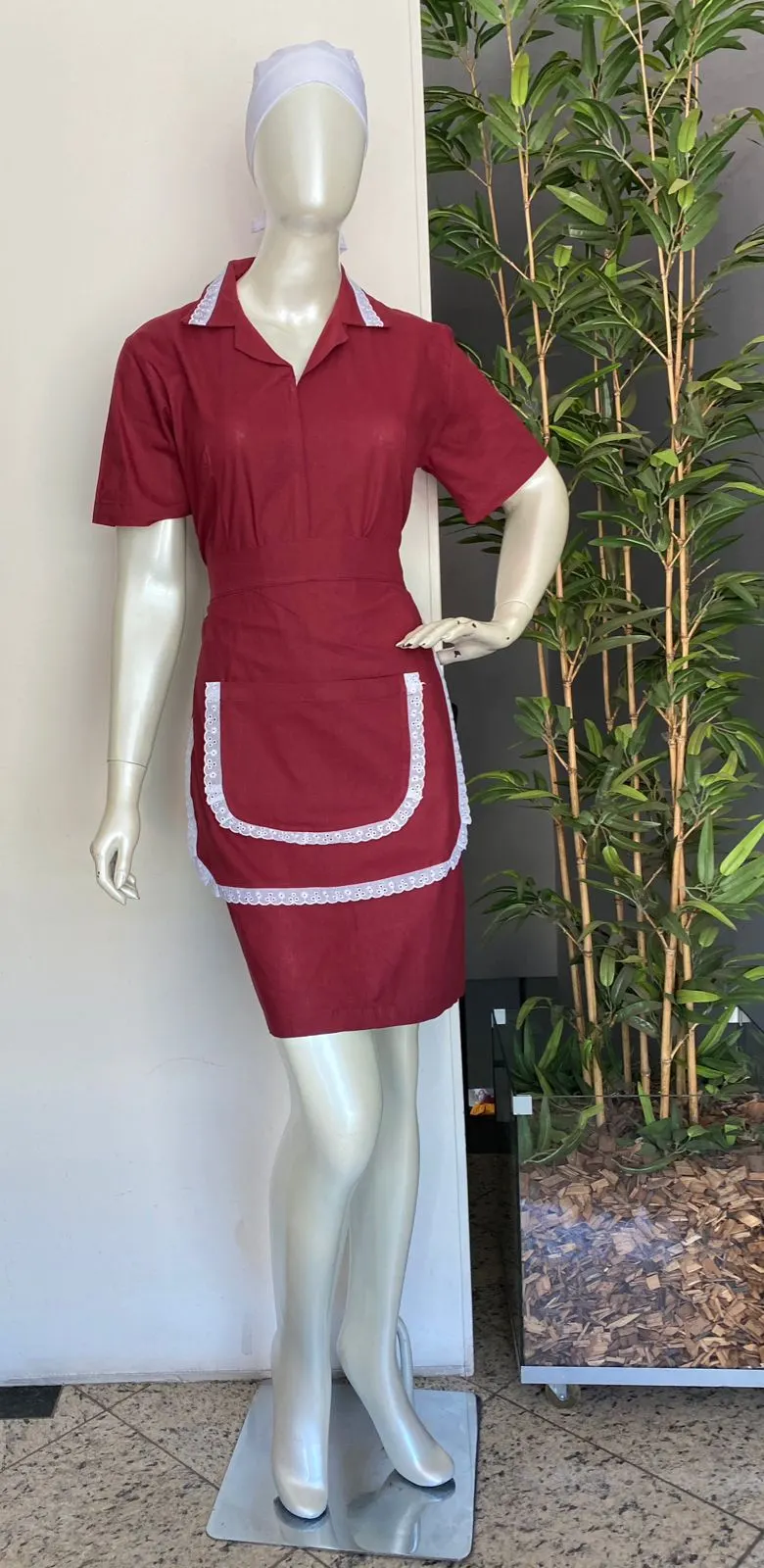 Vestido Vermelho com Avental de Renda — Artveste Uniformes